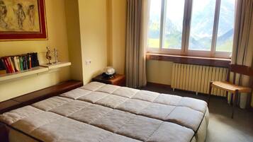 2 dormitoris, planxa i posts de planxar i roba de llit