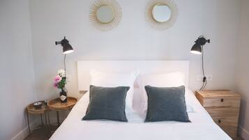 4 bedrooms, iron/ironing board, WiFi, bed sheets