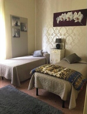 3 chambres, coffres-forts dans les chambres, fer et planche à repasser