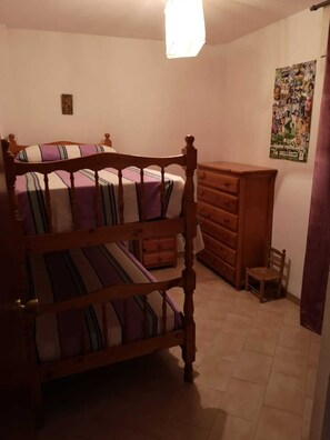 3 chambres, fer et planche à repasser, literie fournie