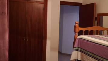 3 bedrooms, iron/ironing board, bed sheets