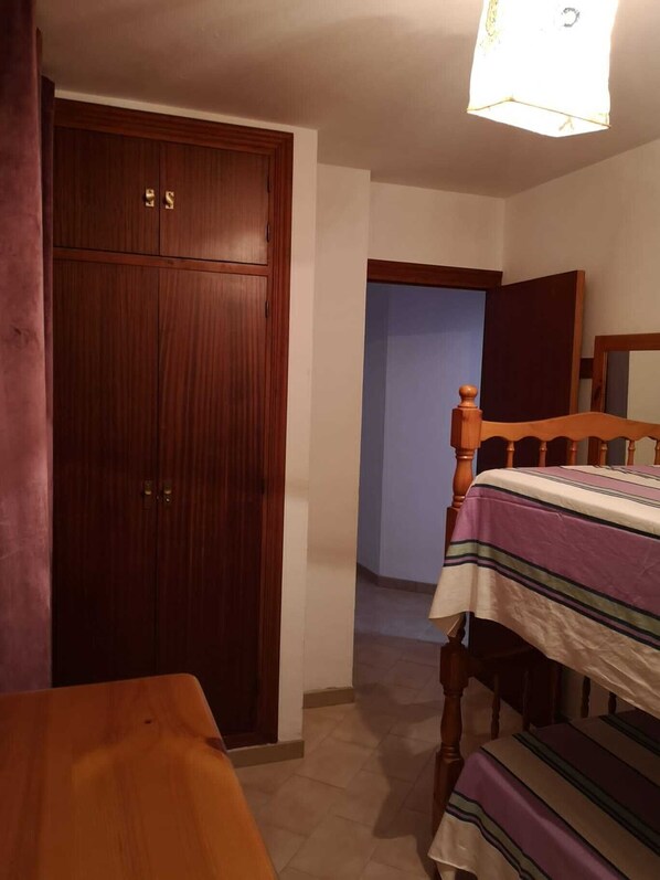 3 habitaciones, tabla de planchar con plancha y ropa de cama 