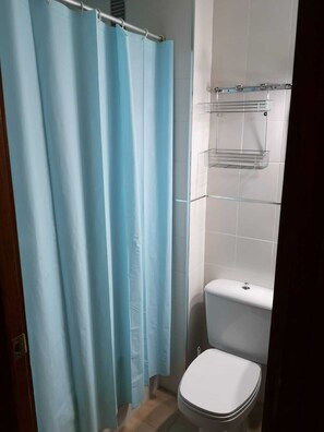Baignoire, bidet, serviettes fournies