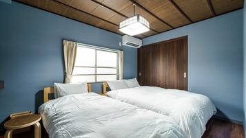 2 bedrooms, desk, bed sheets