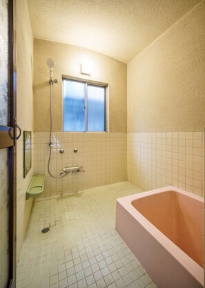 Kostenlose Toilettenartikel, Haartrockner, Handtücher