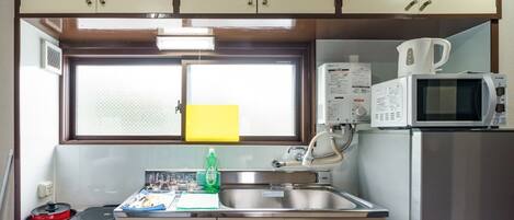 Køleskab, mikrobølgeovn, kogeplade, køkkentøj/tallerkener/redskaber