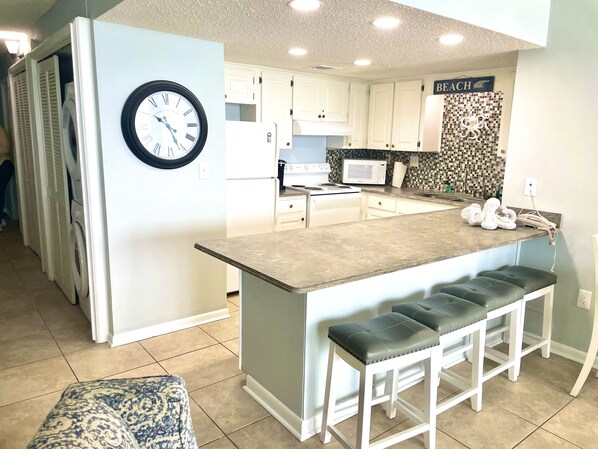 Frigorifero, microonde, forno, piano cottura