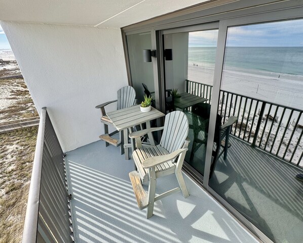 Outdoor dining - Island Sunrise #462-BEACHFRONT Sought after Corner unit with the best views (Gulf Shores)