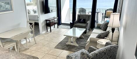 Televisión de pantalla plana, reproductor de DVD, libros