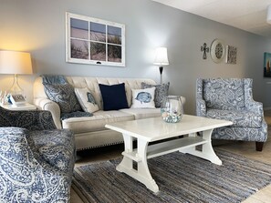 Een flatscreentelevisie, een dvd-speler en boeken