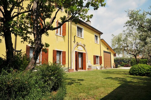 APARTMENT WITH SEPARATE ENTRANCE WITH PRIVATE GARDEN