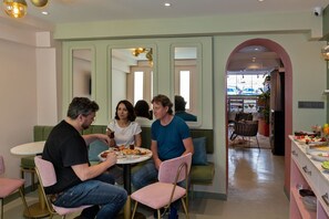 Desayuno para llevar gratuito y diario