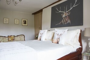 Deluxe Double Room | Egyptian cotton sheets, premium bedding, individually decorated - Forthay Bed and Breakfast (Dursley)