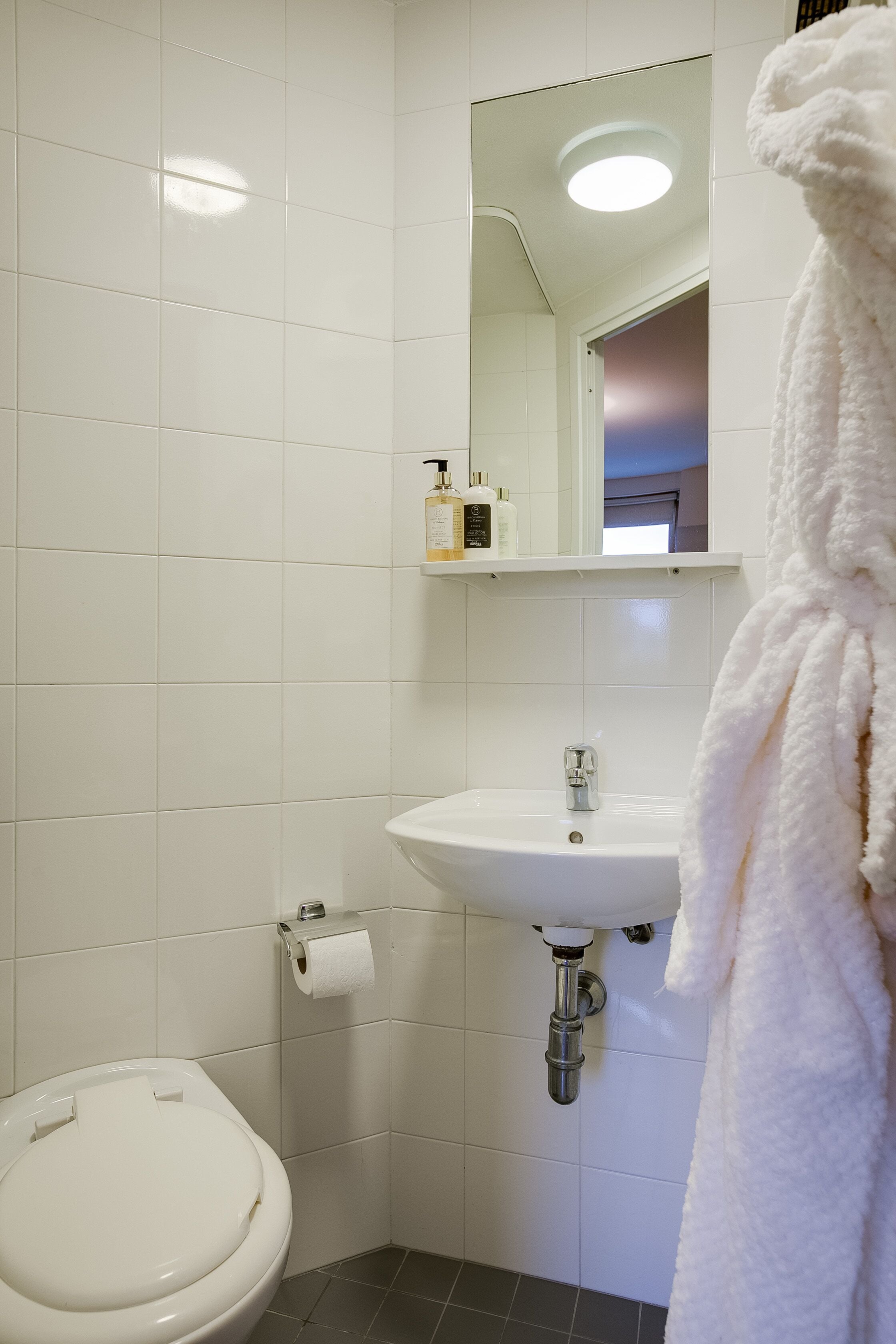 Dusch, regndusch, gratis toalettartiklar och handdukar