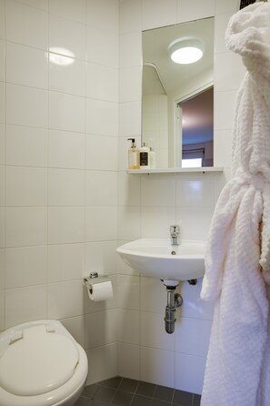 Shower, pancuran hujan, perlengkapan mandi gratis, dan handuk