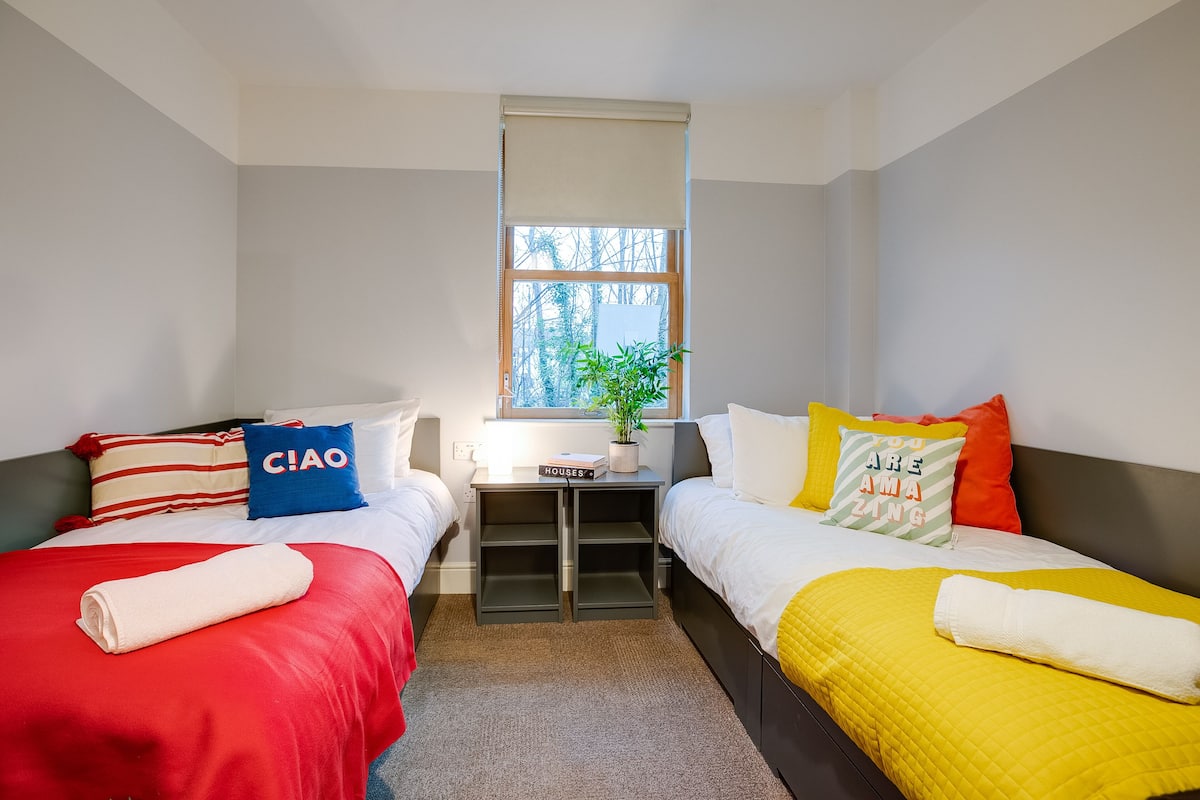 3 bedrooms, hypo-allergenic bedding, desk, laptop workspace