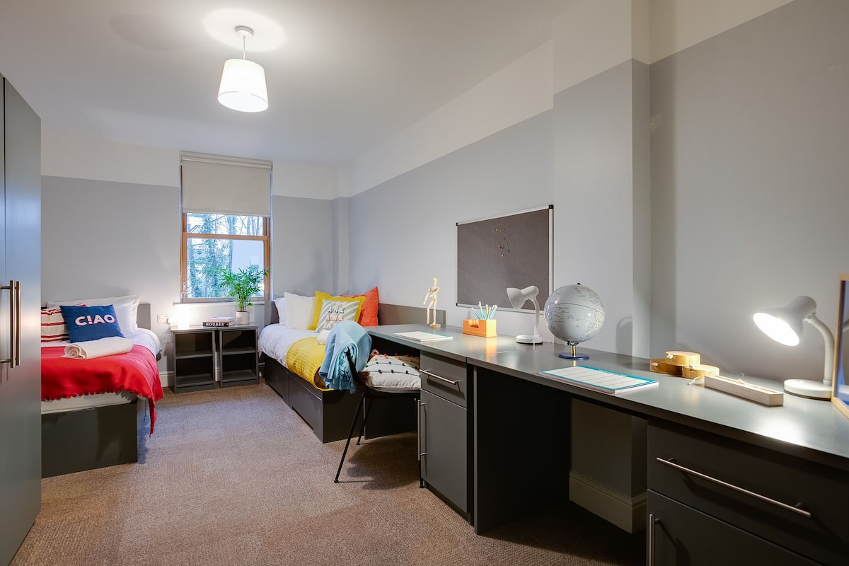 3 bedrooms, hypo-allergenic bedding, desk, laptop workspace