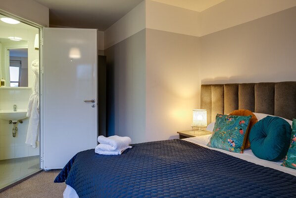 3 bedrooms, hypo-allergenic bedding, desk, laptop workspace