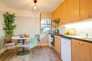 Lemari es, microwave, oven, dan kompor