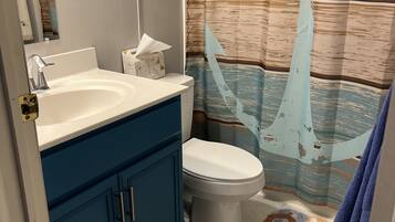 Bañera con ducha, artículos de tocador ecológicos, secador de pelo