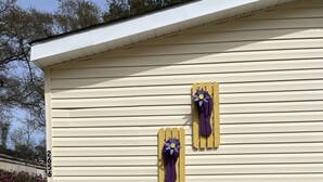 Un bâtiment avec des fondations en briques et une façade de couleur beige.