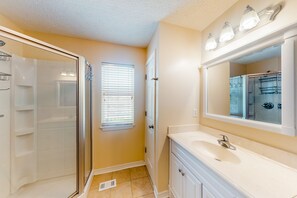 Sèche-cheveux, serviettes fournies