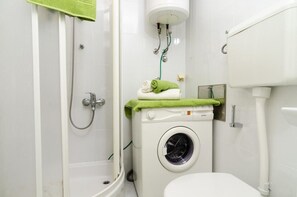 公寓 (One-Bedroom Apartment with Balcony) | 浴室 | 淋浴設備、毛巾、肥皂、洗髮精