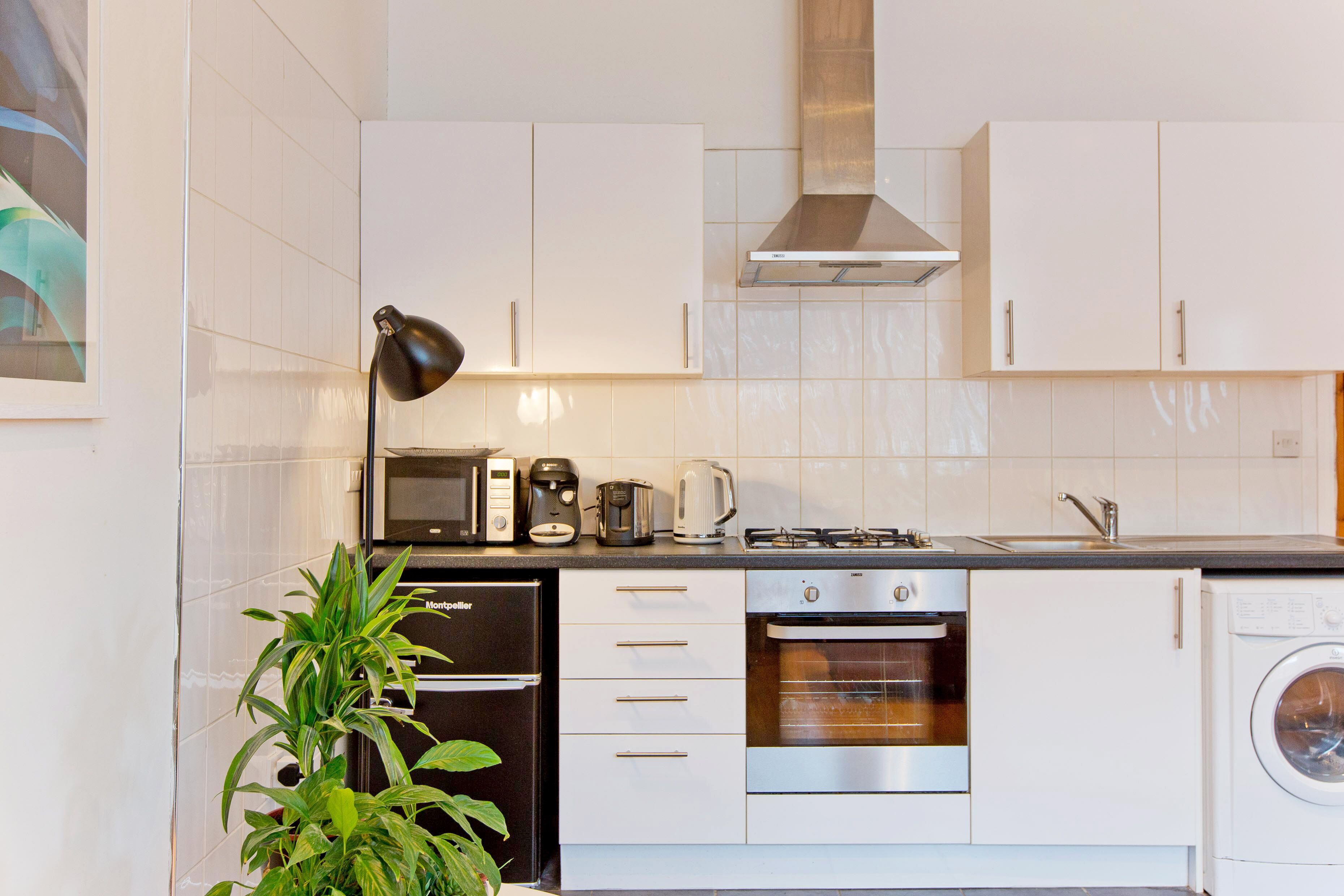 Kühlschrank, Mikrowelle, Ofen, Herdplatte