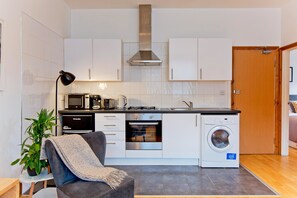 Fridge, microwave, oven, stovetop - Comfortable 1 bed flat in Highbury (London)