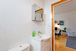 Tina con regadera, secadora de cabello, jabón, papel de baño 