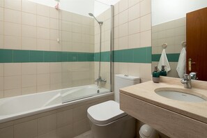 Bañera, secador de pelo y toallas