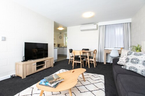 CBD Apartment by the Park: WiFi & Parking