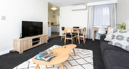 CBD Apartment by the Park: WiFi & Parking