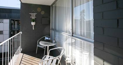 CBD Apartment by the Park: WiFi & Parking