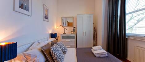 1 soverom, skrivebord, strykejern/-brett og reiseseng for barn