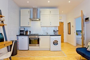 Fridge, microwave, oven, stovetop - Cosy 1 bed flat Highbury Islington (London)