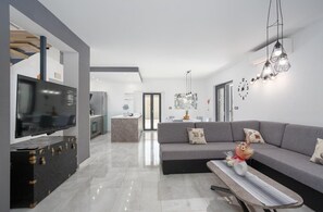 TV, fireplace, ping pong, music library - Spacious villa Ivy with an outdoor pool in a quiet area on Krk (Kras)
