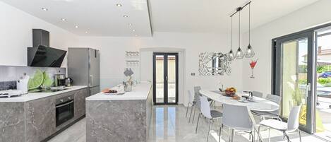 Frigorifero, microonde, forno, piano cottura