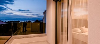 Stylish Villa Metra Maris2 with a sea view and a pool on Krk