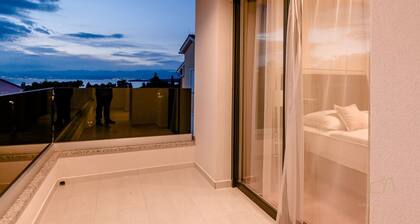 Stylish Villa Metra Maris2 with a sea view and a pool on Krk