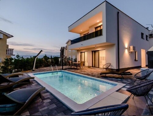 Stylish Villa Metra Maris2 with a sea view and a pool on Krk