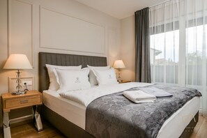 4 bedrooms, iron/ironing board, WiFi, bed sheets