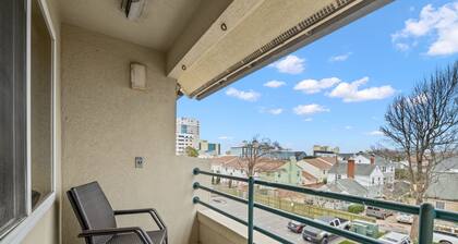 Beautiful Luxury Condo 1.5 blocks from Oceanfront, private parking and a pool