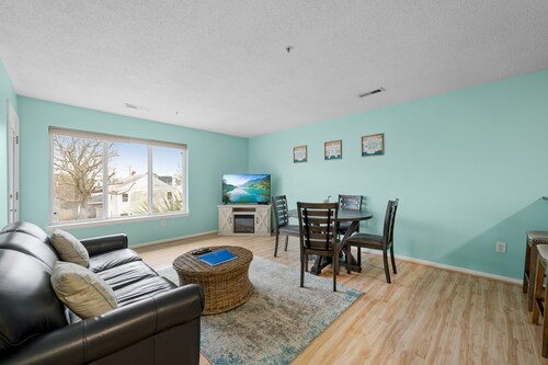 Beautiful Luxury Condo 1.5 blocks from Oceanfront, private parking and a pool