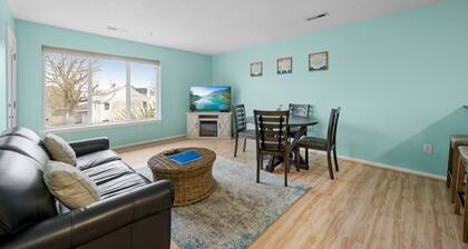 Beautiful Luxury Condo 1.5 blocks from Oceanfront, private parking and a pool