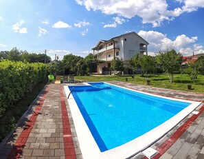 Piscine extérieure (ouverte en saison), parasols de plage