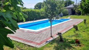Alberca al aire libre por temporada y sombrillas en la alberca 