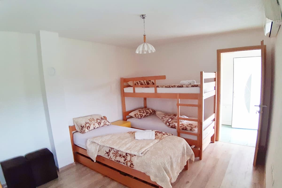 Pillow-top beds, desk, free cots/infant beds, free rollaway beds