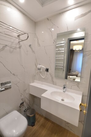 Bathroom shower - Santra Hotel (Istanbul)
