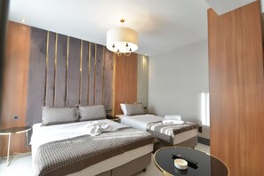 Chambre triple classique | Minibar, coffre-fort, système d’insonorisation